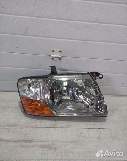 Фара передняя правая Mitsubishi Pajero 3