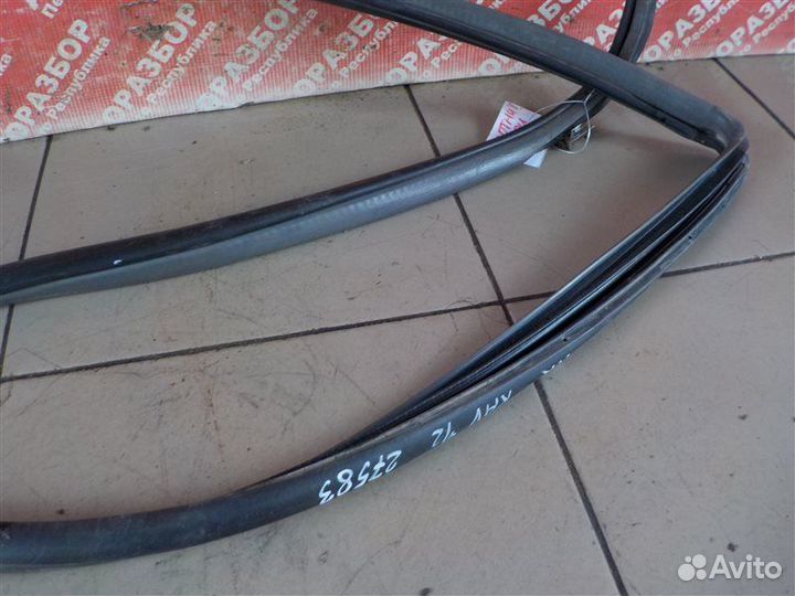 Уплотнитель двери передний правый Toyota Rav 4