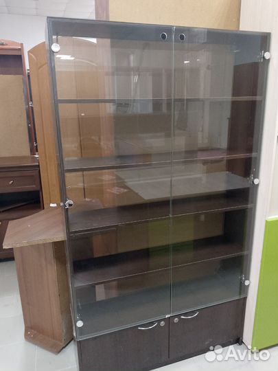 Шкаф стеклянный
