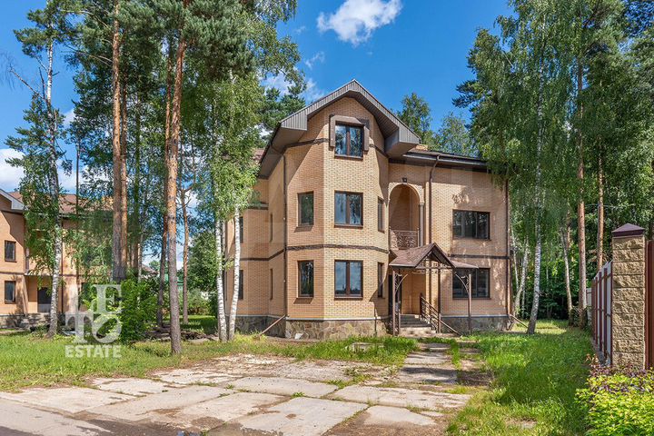 Дом 311,1 м² на участке 13,2 сот.