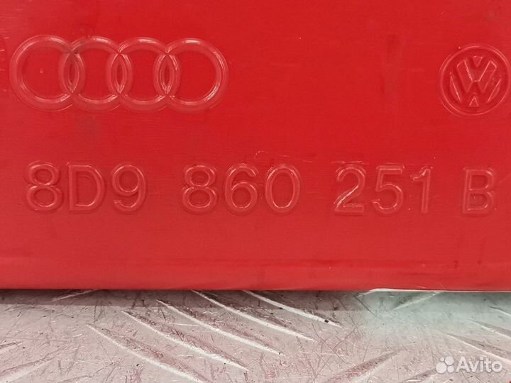 Знак аварийной остановки Audi A4 B5 рест. 2001