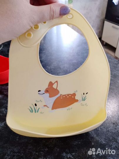 Детская тарелка на присоске и нагрудник