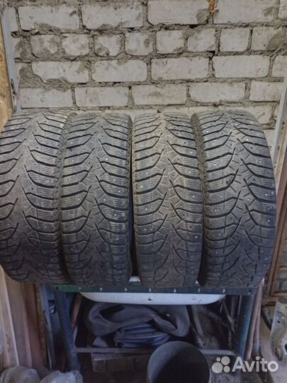 Bridgestone Blizzak Spike-02 215/65 R16 96T