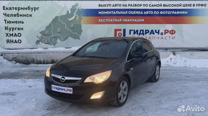 Кронштейн правого динамика в торпедо Opel Astra (J) 13287813