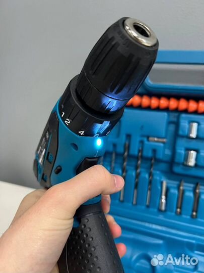 Шуруповерт Makita 12v с набором