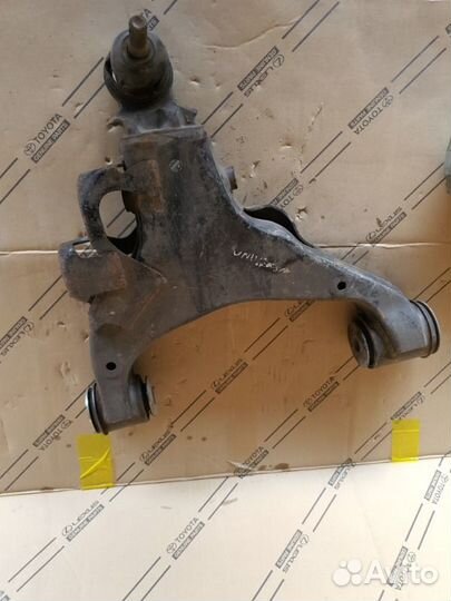 Вилка передняя левая Toyota Land-Cruiser 200