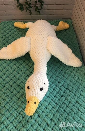 Гусь обнимусь вязаный