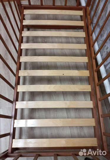 Детская кроватка на колёсах