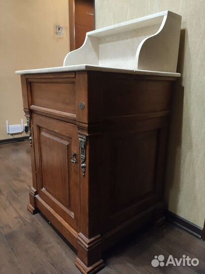 Раковина с тумбой и зеркалом