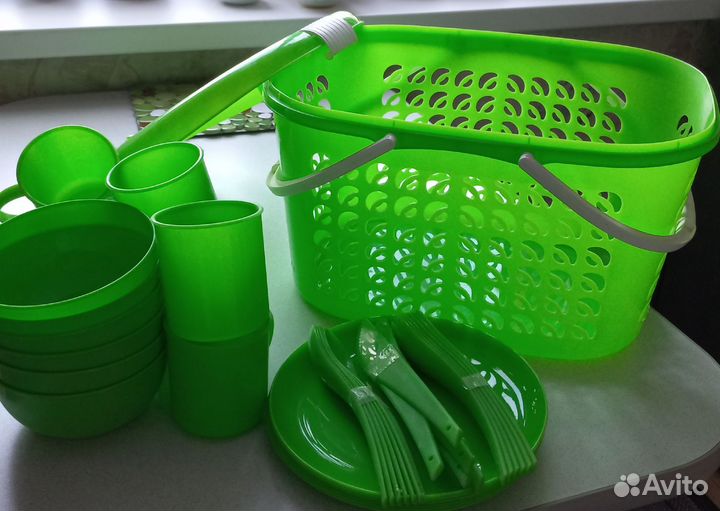 Набор посуды для пикника в корзине