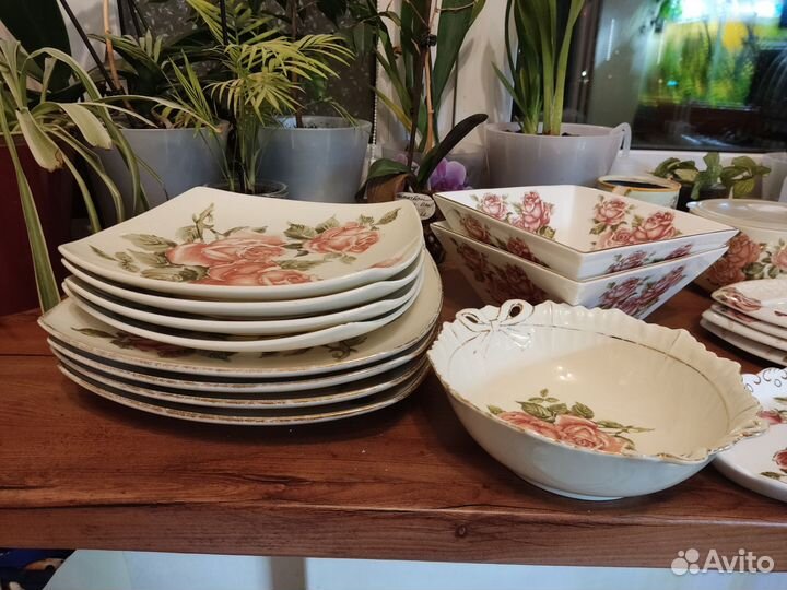 Набор столовой посуды с розами