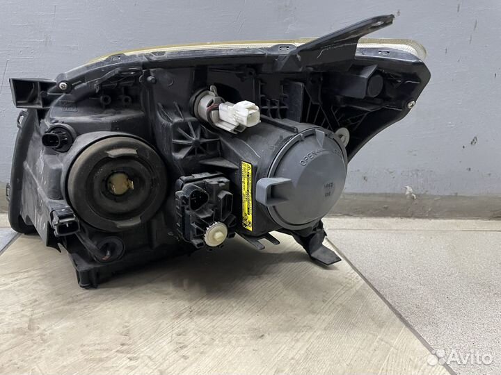 Фара передняя правая ксенон Toyota Avensis T250