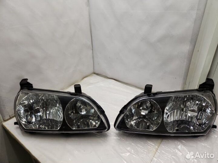 Фара галогеновая передняя Toyota Ipsum M10