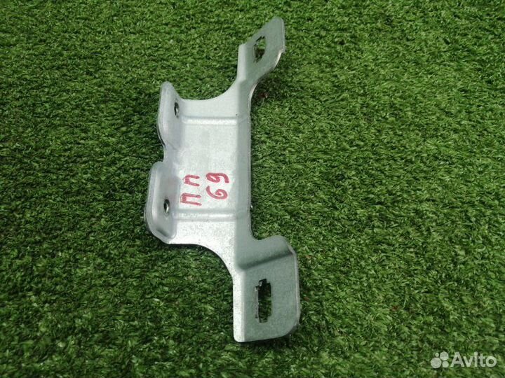 Кронштейн передний правый Mercedes Glk