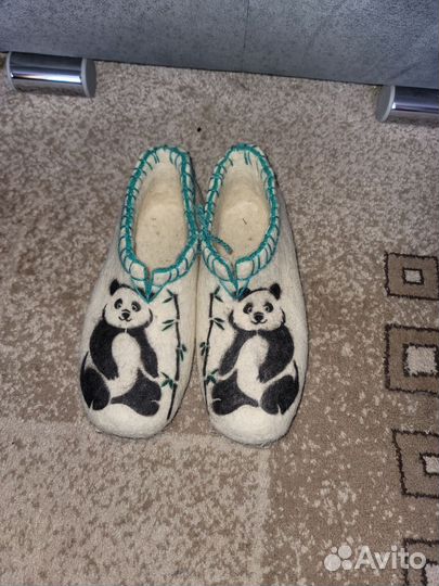 Тапочки белые на подошве вышитые