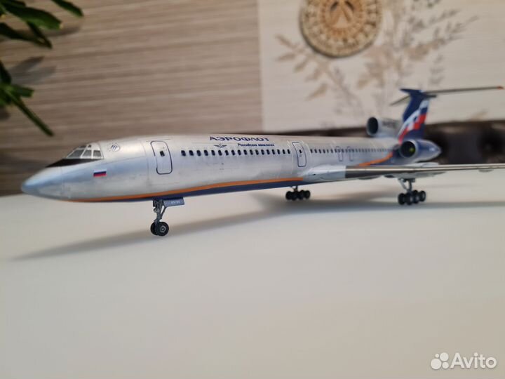 Модель самолета Ту-154