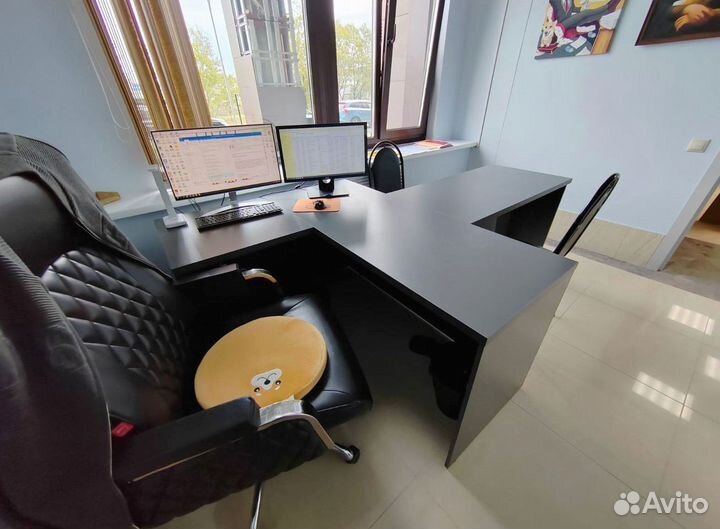 Письменный стол. Офисная мебель