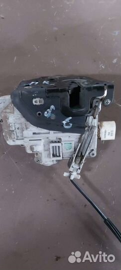 Замок двери передний правый на Volkswagen Passat B
