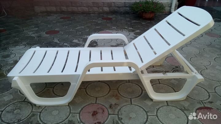 Шезлонг пластиковый