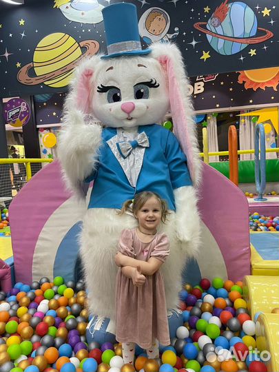 Поздравление выписка зайка аниматор кукла