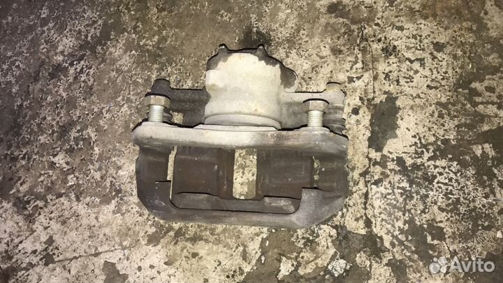 Суппорт тормозной передний правый mitsubishi colt