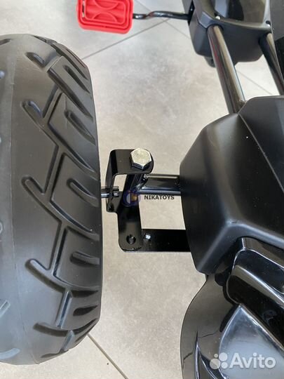 Педальная машинка красная