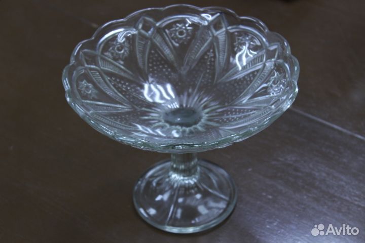 Ваза для фруктов на ножке