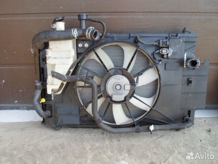 Toyota Corolla Filder NKE165 радиатор охлаждения