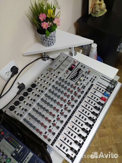 Микшерный пульт behringer 1832 и soundcraft efx8