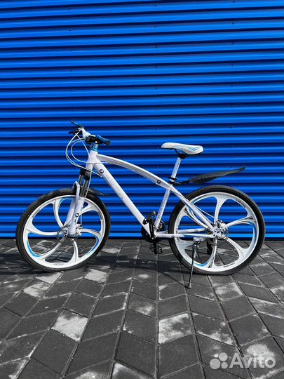 Велосипед на литых дисках BMW