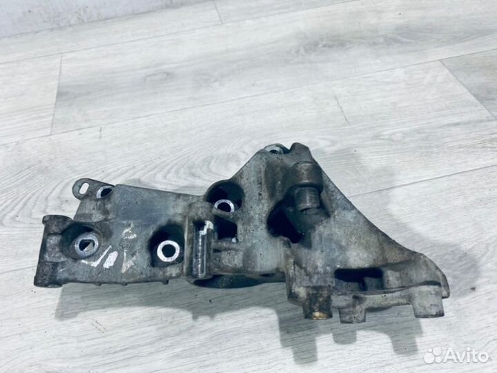 Кронштейн генератора Renault Logan 2 седан K4M