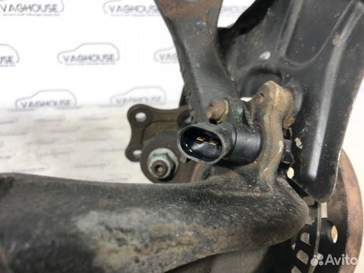 Кулак поворотный передний Volkswagen Golf 4