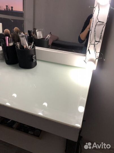 Гримерное зеркало и стол