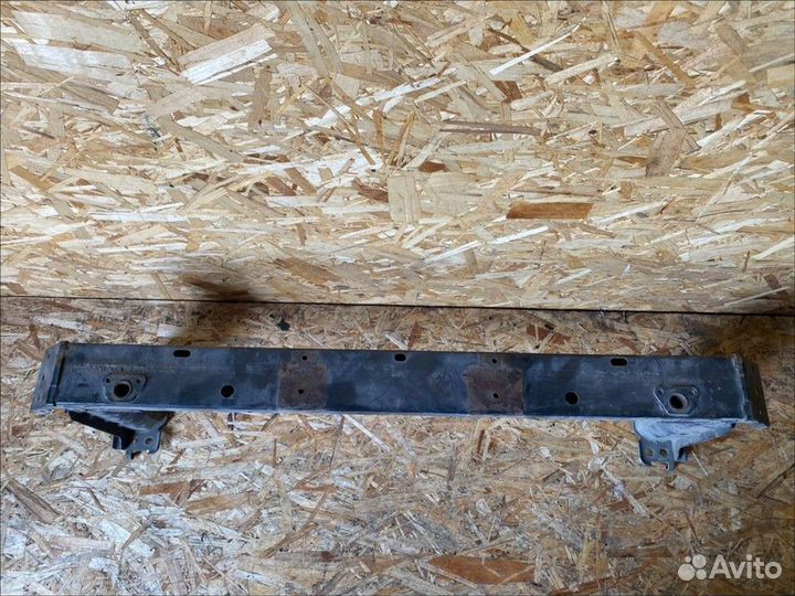 Усилитель переднего бампера Toyota Avensis