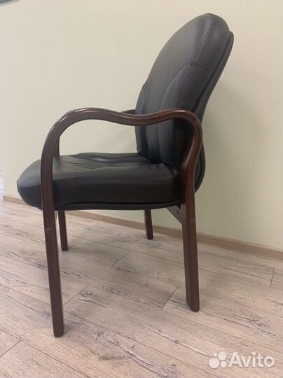 Офисное кожаное кресло бу