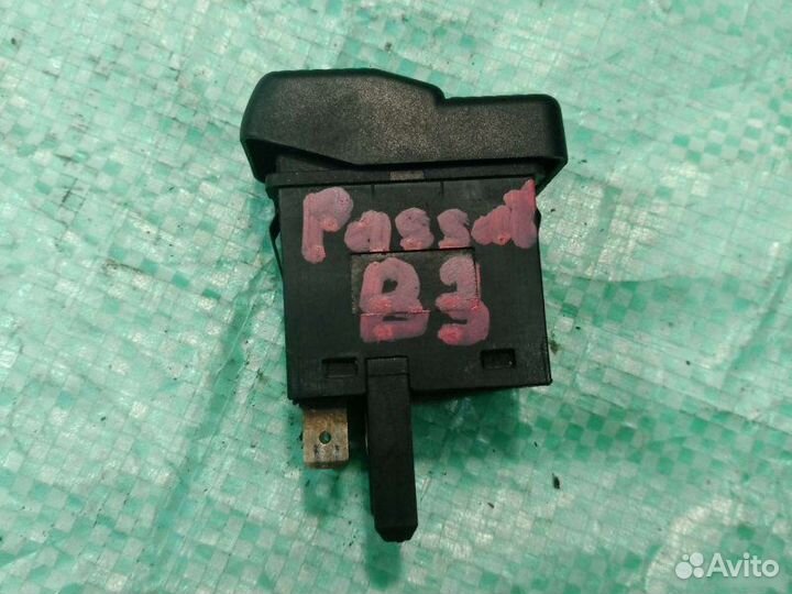 Кнопка подогрева стекла Volkswagen Passat B3