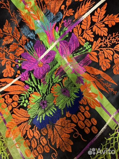 Очень старинный платок размер 1м на 1м