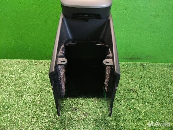 Консоль центральная с подлокотником Toyota Auris