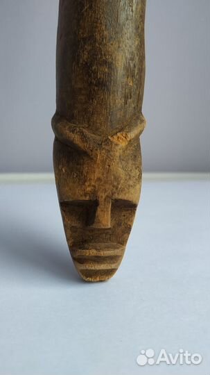 Африканская маска Тома на церемониальном предмете