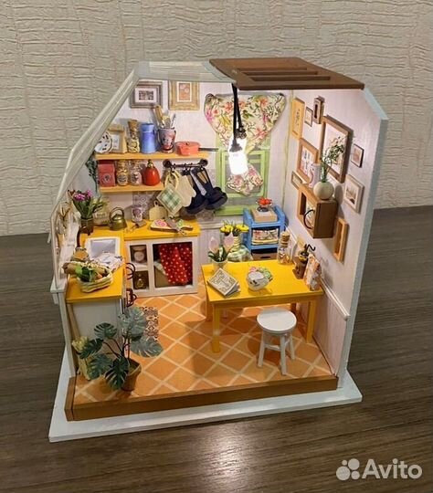 Собраный миниатюрный домик для кукол от Румбокс