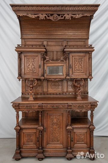 Высокий старинный буфет из массива. Неоренессанс
