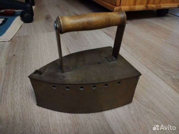 Старинный угольный утюг