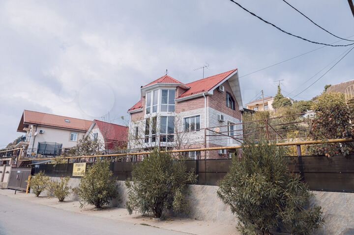 Дом 174,8 м² на участке 5 сот.