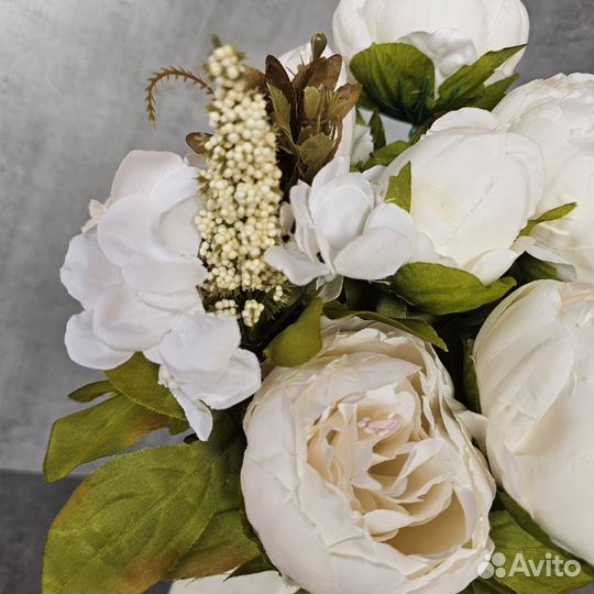 Букет искусственных пионов. Молочный цвет