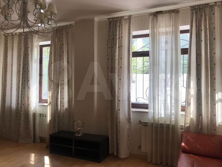 2-к. квартира, 83 м², 1/4 эт.