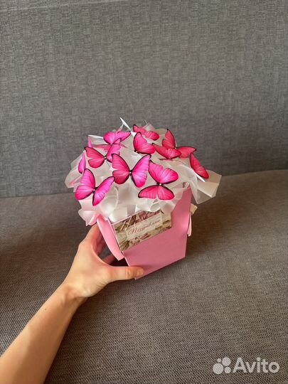 Букет из светящихся бабочек в корзинке коробке