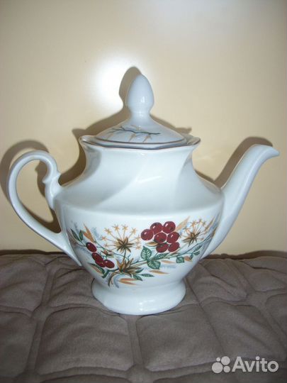 Тарелки 4 вида,супница,заварочные чайники