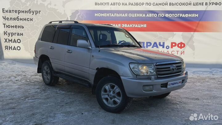 Блок предохранителей Toyota Land Cruiser (J100) 82720-60011