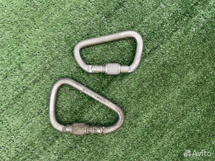 Восьмерка для спуска и караьины