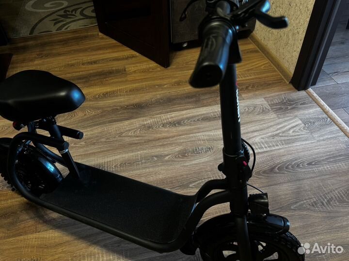 Электрический самокат с сидением